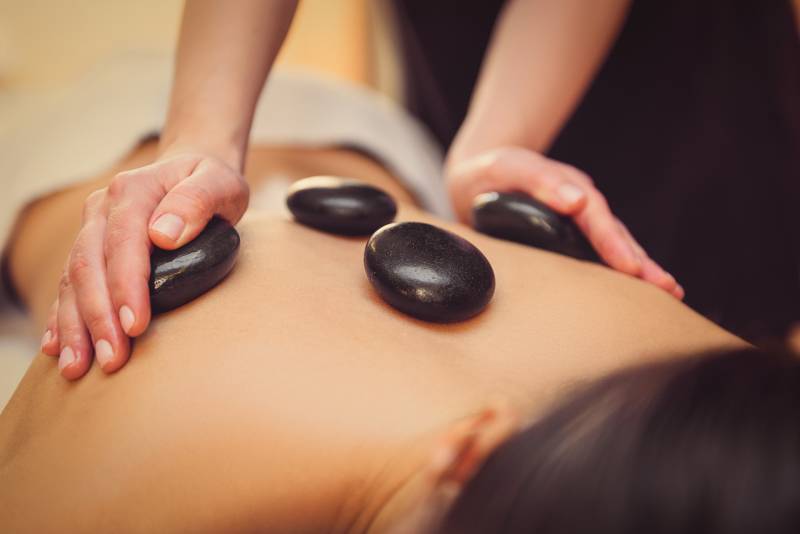 Massage aux pierres chaudes dans un cadre chaleureux et cocooning propice à la détente proche de Bordeaux et Saint André de Cubzac à l'Espace Samananda